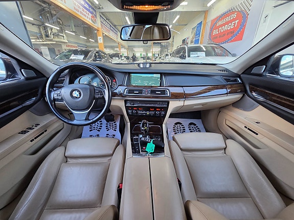 BMW 750Li 23 of 30