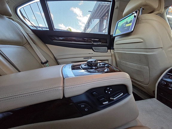 BMW 750Li 17 of 30