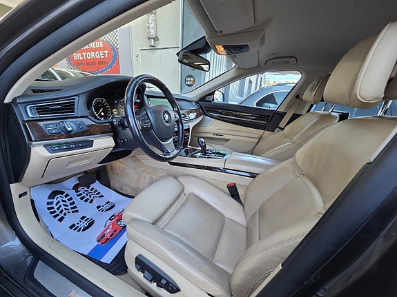 BMW 750Li 25 of 30