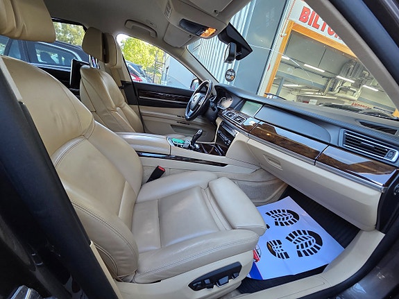 BMW 750Li 8 of 30