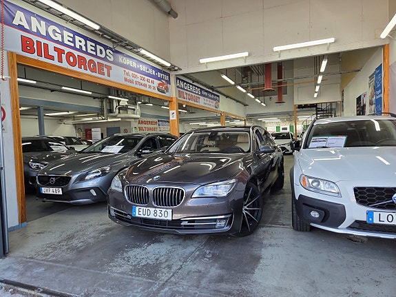 BMW 750Li 2 of 30