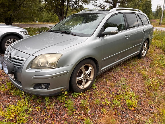 Toyota Avensis 2 of 5