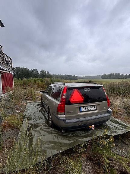 Volvo V70 2 of 5