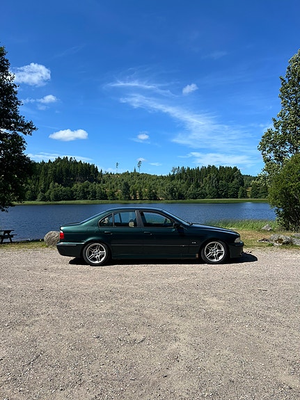 BMW 523i 3 of 5
