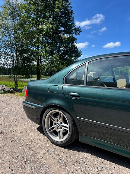 BMW 523i 4 of 5