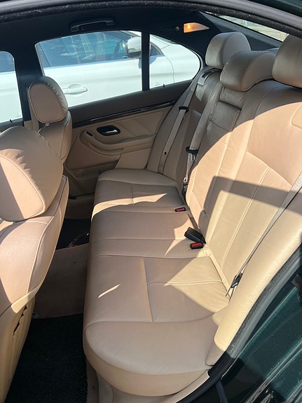 BMW 523i 6 of 7