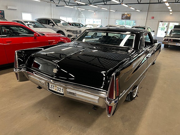 Cadillac Deville 4 of 5