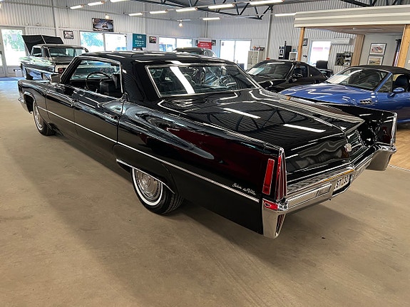 Cadillac Deville 5 of 5