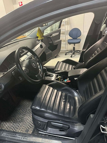 Volkswagen Passat Alltrack 2 of 3
