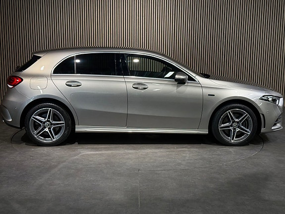 Mercedes-Benz A250 e 3 of 5