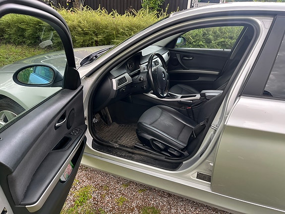BMW 320i 5 of 5