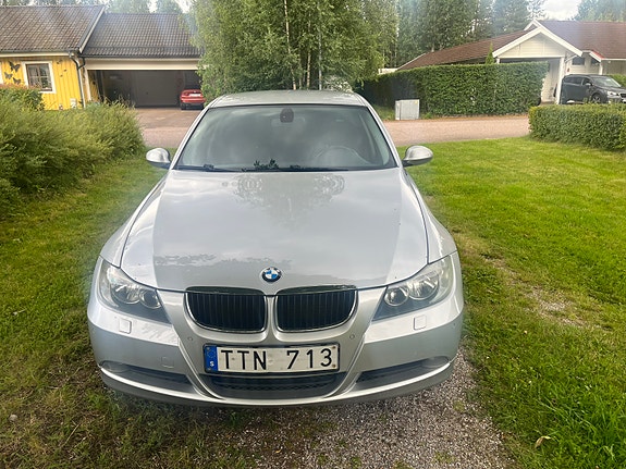 BMW 320i 2 of 5