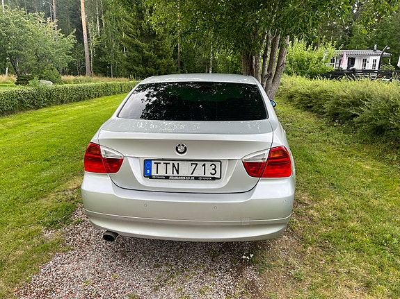 BMW 320i 3 of 5