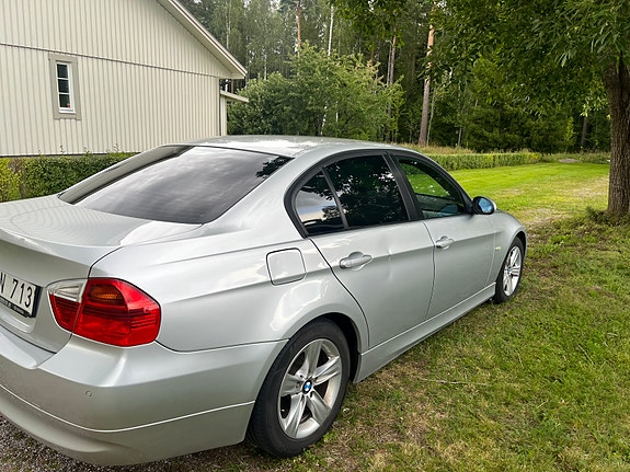 BMW 320i 4 of 5