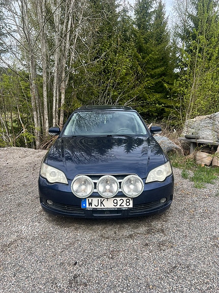 Subaru Legacy 2 of 5