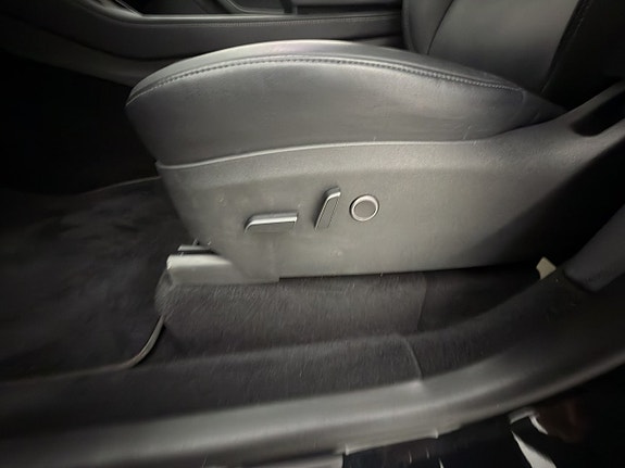 Tesla Model Y 13 of 30