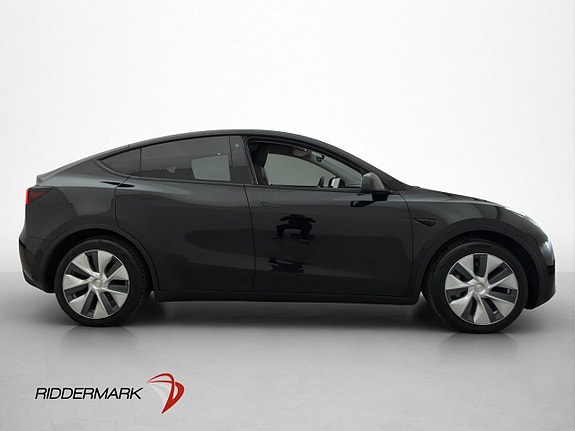 Tesla Model Y 10 of 30