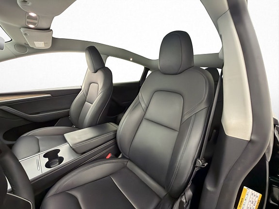 Tesla Model Y 14 of 30