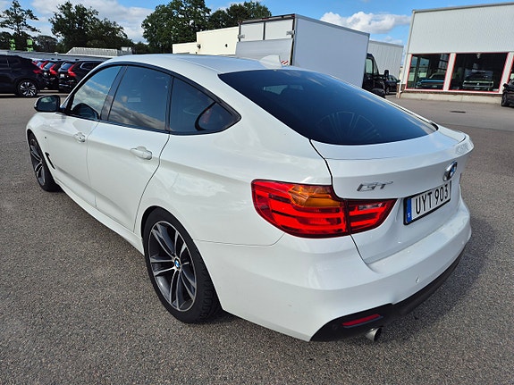 BMW 320d 4 of 5