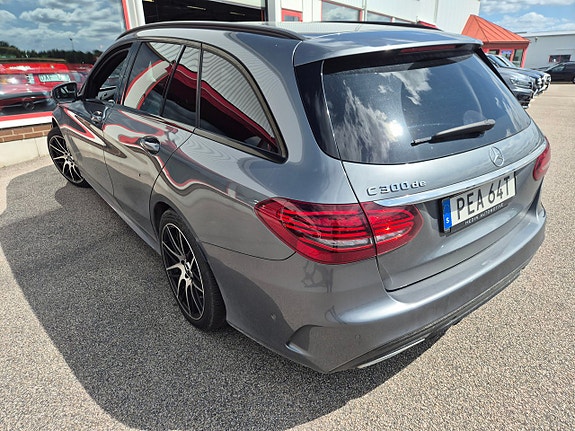 Mercedes-Benz C300 de 3 of 5