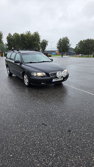 Volvo V70 3 of 4