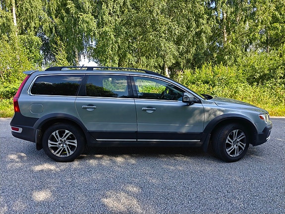 Volvo XC70 2 of 12