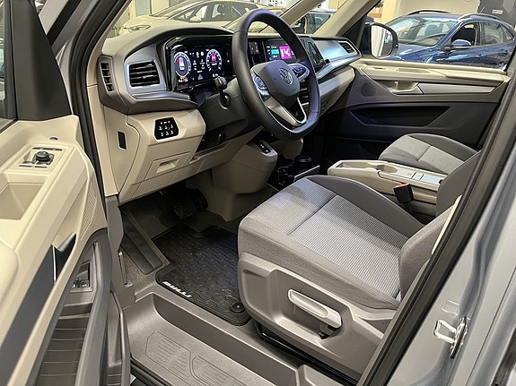 Volkswagen Multivan 16 of 25
