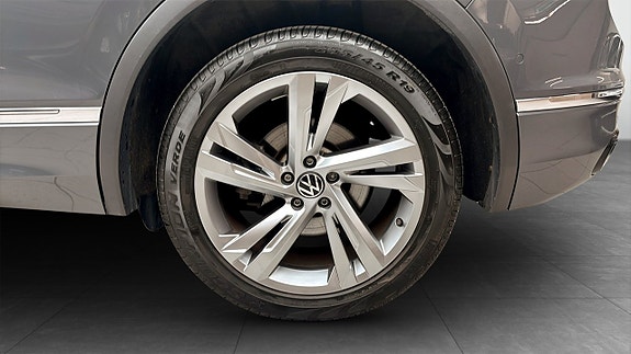 Volkswagen Tiguan 6 of 12