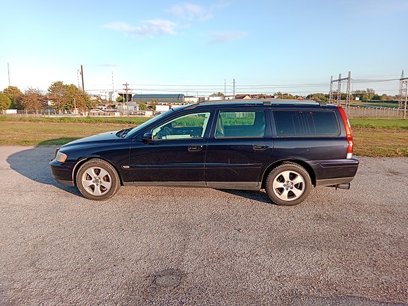 Volvo V70 2 of 5