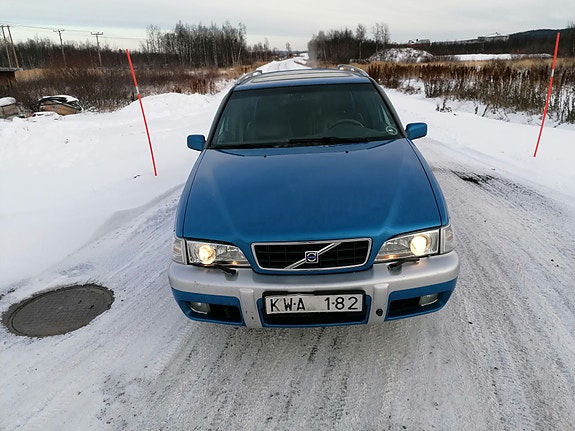 Volvo XC70 2 of 5