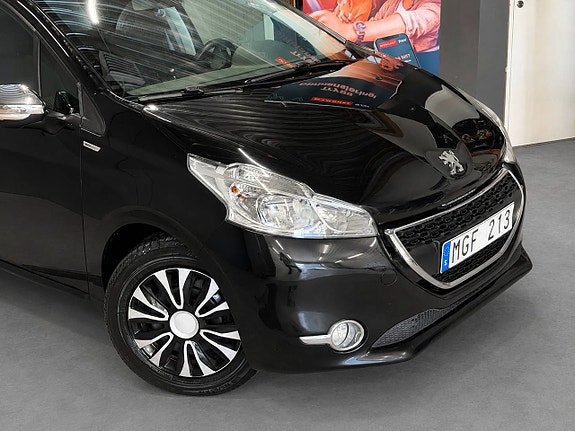 Peugeot 208 2 of 5