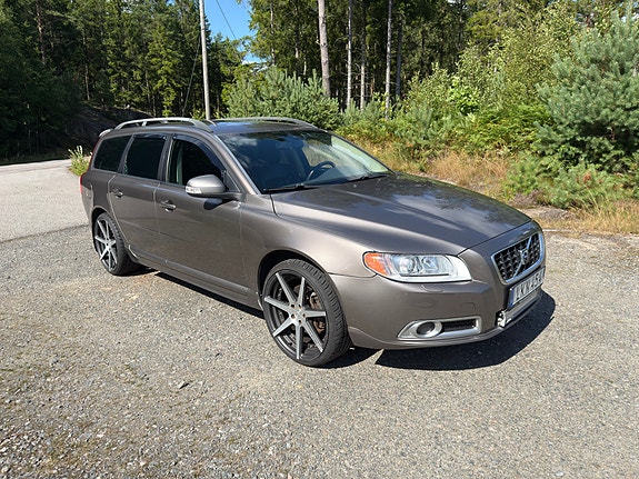 Volvo V70 2 of 5