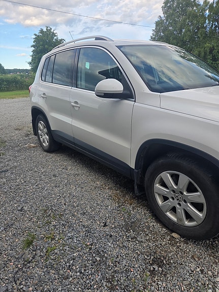 Volkswagen Tiguan 2 of 4