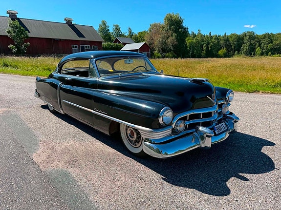 Cadillac Coupé DeVille 2 of 8