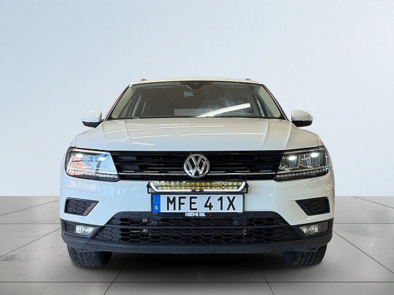 Volkswagen Tiguan 2 of 5
