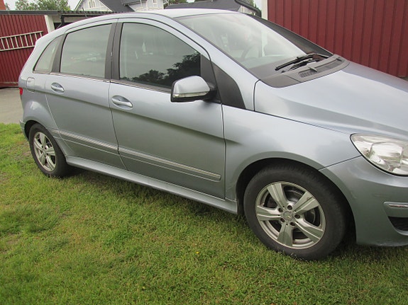 Mercedes-Benz B180 2 of 5