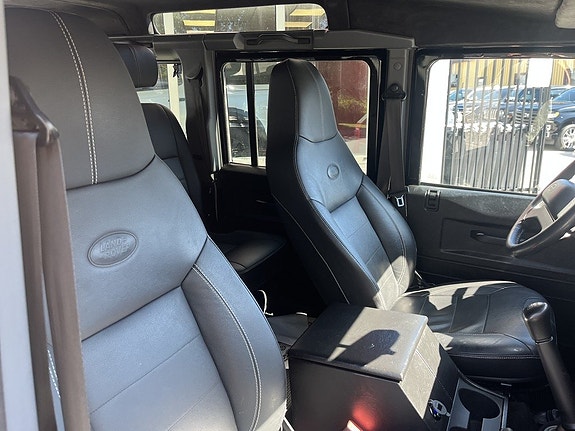 Land Rover Defender 110 5 of 5