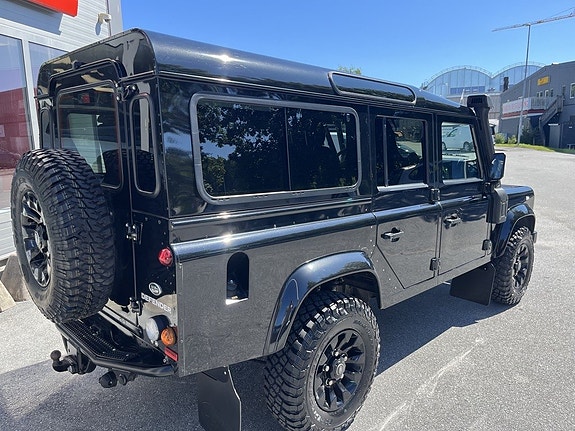 Land Rover Defender 110 2 of 5