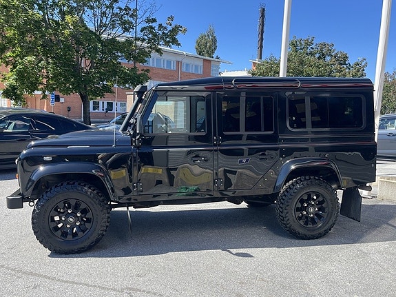 Land Rover Defender 110 4 of 5