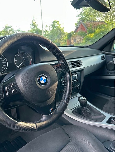 BMW 320d 4 of 5