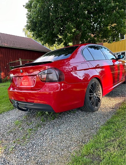 BMW 320d 2 of 5