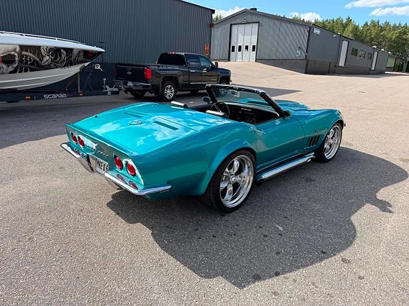 Chevrolet Corvette 3 of 5