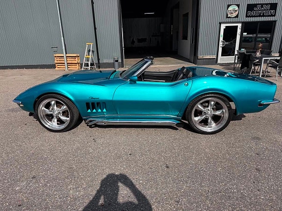 Chevrolet Corvette 2 of 5