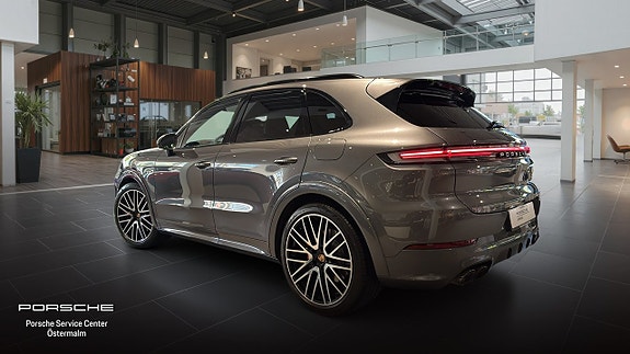 Porsche Cayenne S 2 of 5