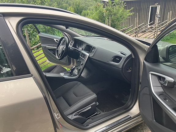 Volvo V60 2 of 5