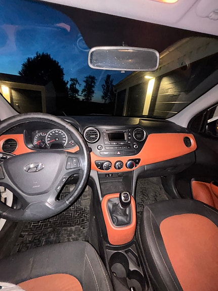 Hyundai i10 2 of 14