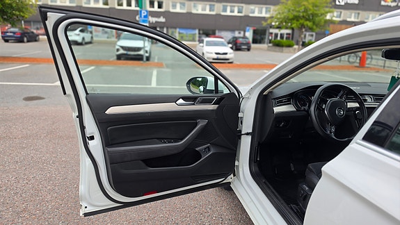 Volkswagen Passat 9 of 12