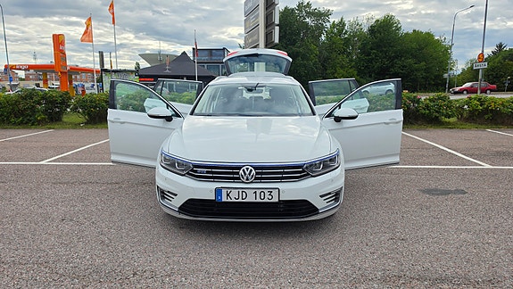 Volkswagen Passat 2 of 5
