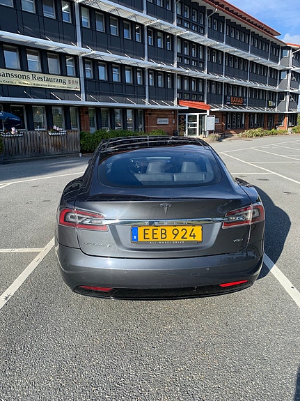 Tesla Model S 4 of 8