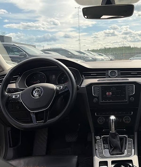 Volkswagen Passat 3 of 20